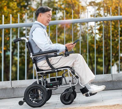 Précautions avant et pendant la conduite de fauteuils roulants électriques